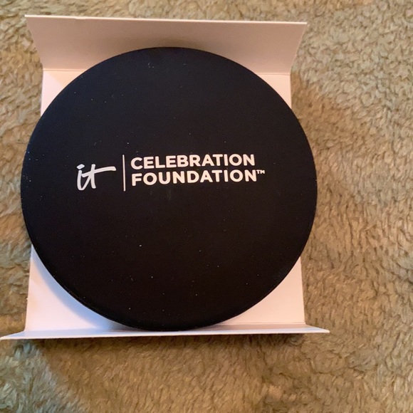 it Powder Foundation - Picture 2 of 4